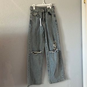 Cute loss ripped jeans
